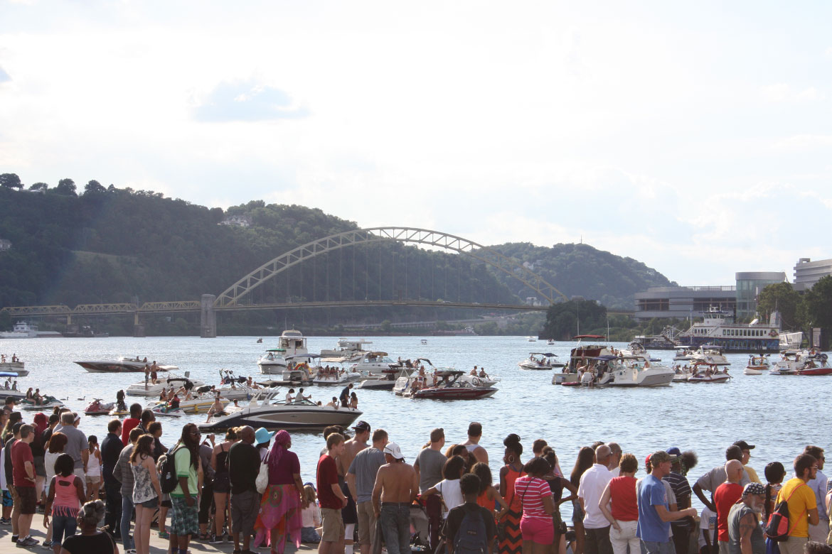 motorboat races and a crowd of people at the Pittsburgh Three Rivers Regatta